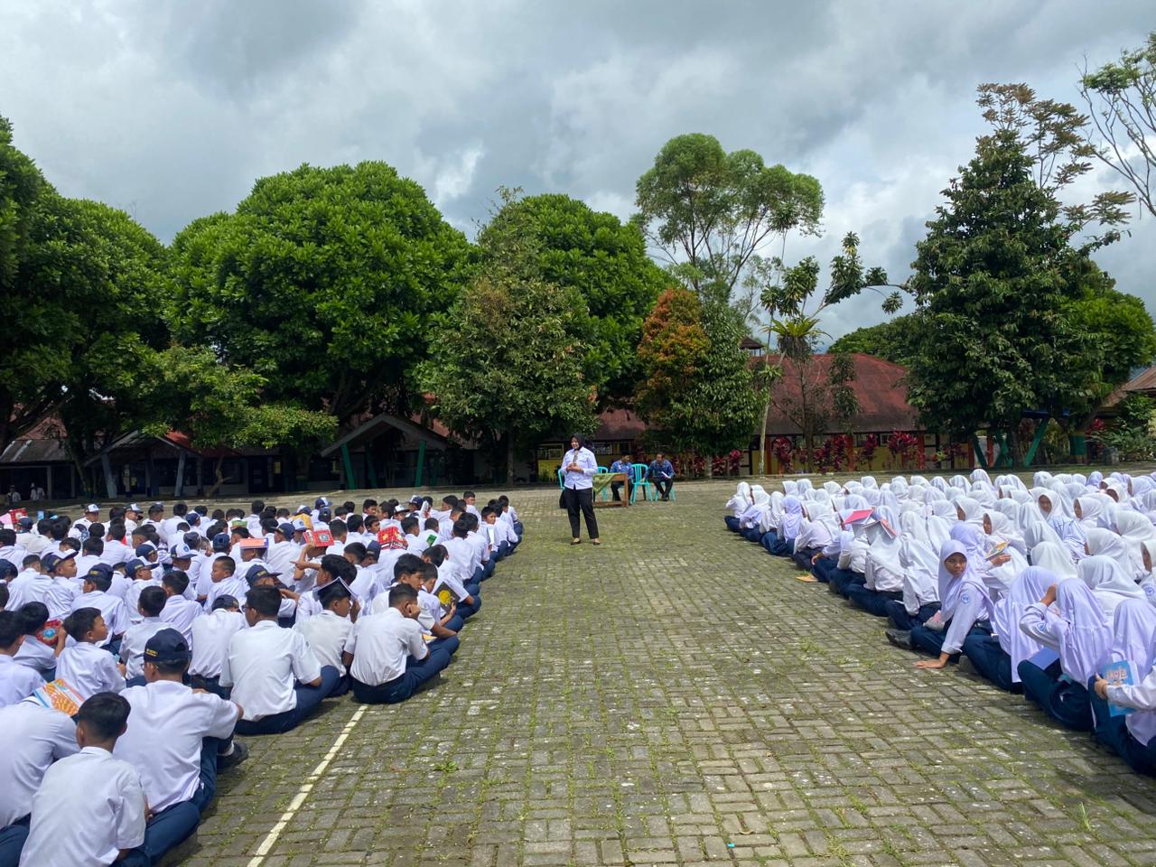 Polres Wonosobo memberikan sosialisasi mengenai bahasa narkoba di SMP Negeri 1 Mojotengah, Senin (17/11/2025).