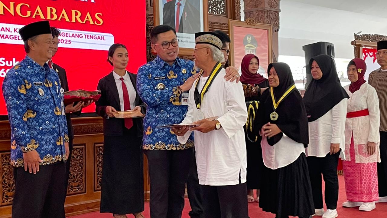 Wali Kota Magelang Damar Prasetyono saat mewisuda para lansia yang menyelesaikan program Kelas Lansia, Selasa (17/11/2025).