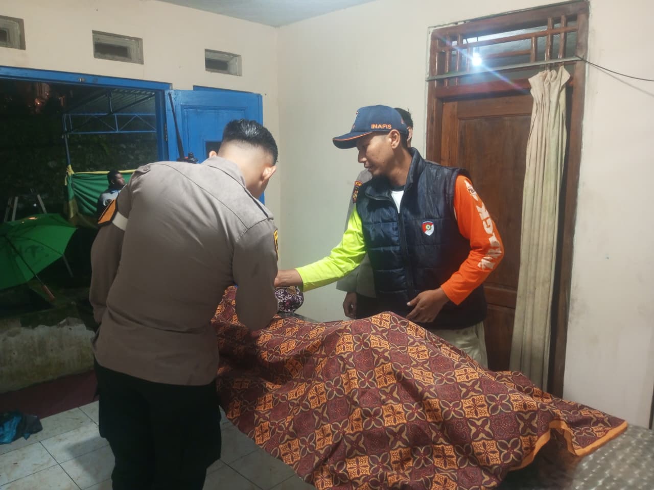 Petugas memeriksa warga Pecekelan, Sapuran yang ditemukan tewas di kali Alas Putuk Pucung, Sabtu (15/11/2025).