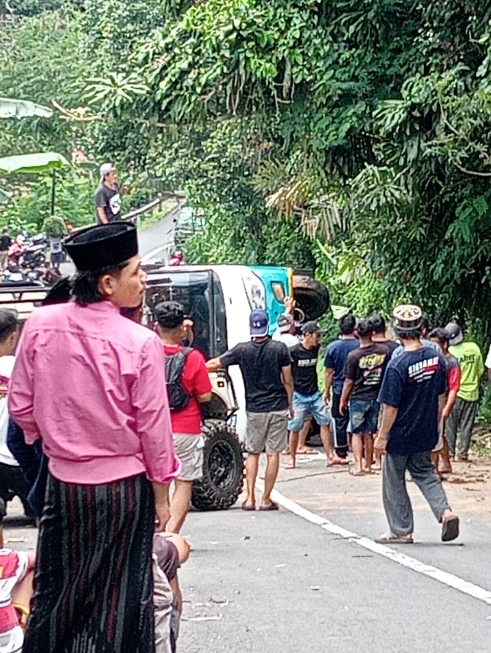 Bus yang mengangkut rombongan kondangan terguling di jalan Kepil-Kaliangkrik, Minggu (16/11/2025) pagi.