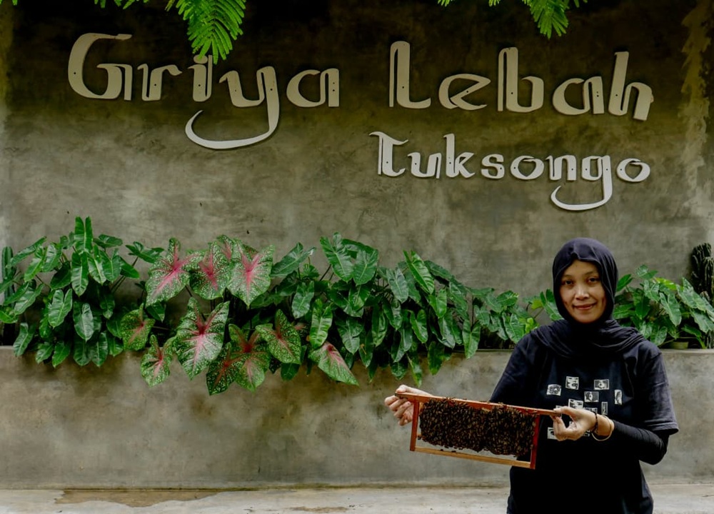 Gandes Tri Lestari, istri dari owner Griya Lebah Tuksongo sedang memegang frame berisi kangsi lebah