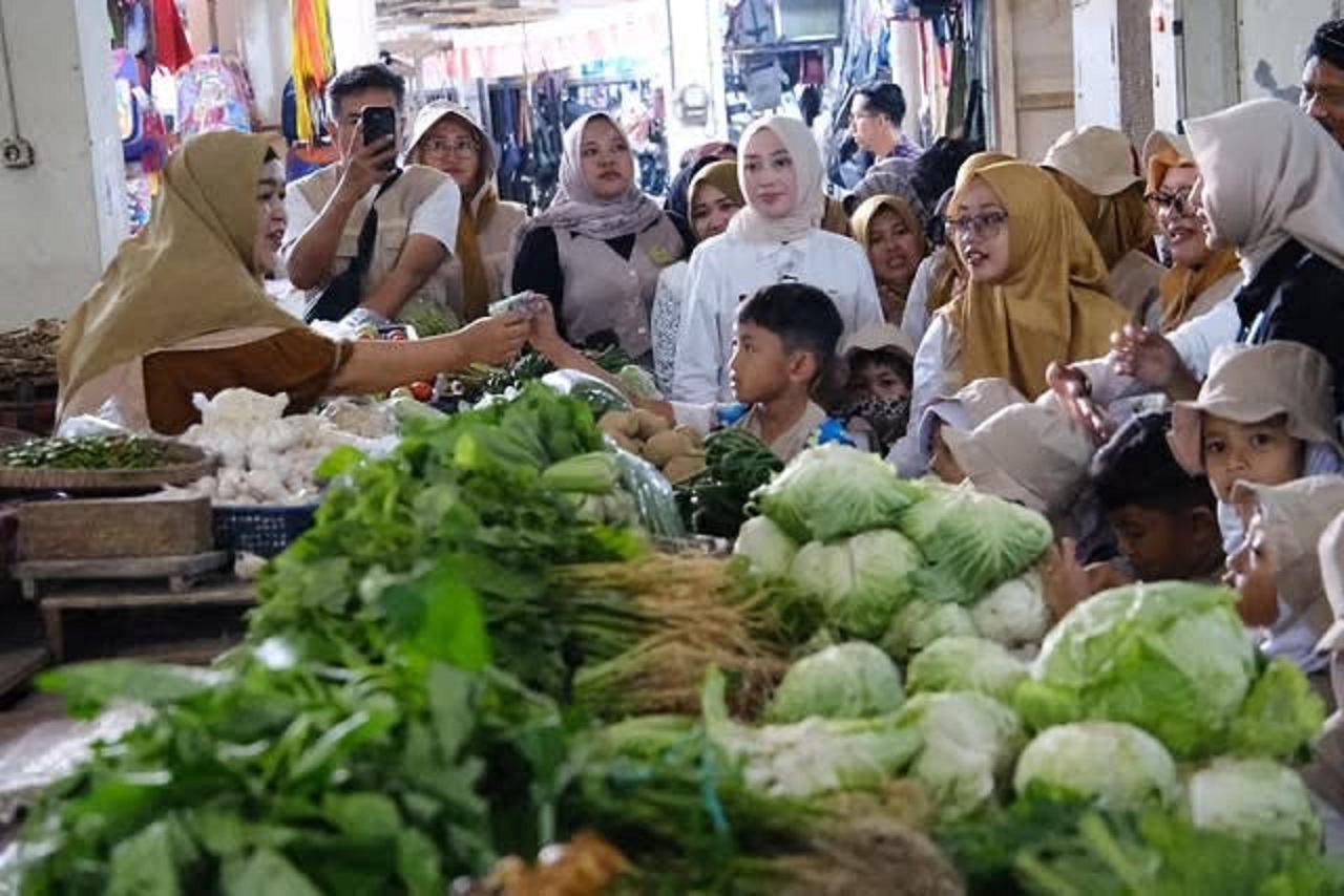 Wakil Bupati Temanggung drg Nadia Muna bersama anak-anak peserta kegiatan Dolan ning Pasar Lor di Pasar Kliwon Lor Temanggung, Sabtu (15/11/2025).