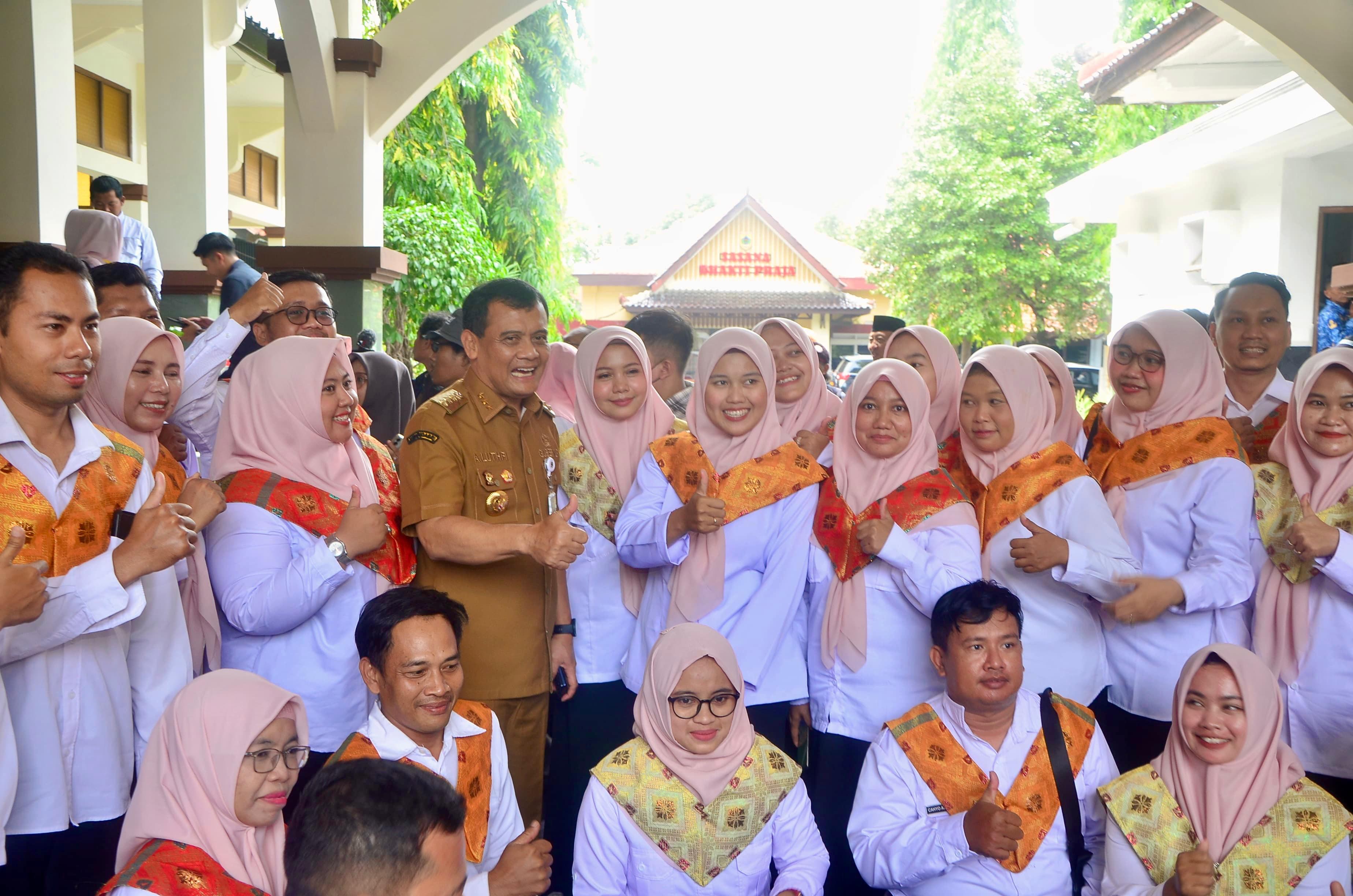 Gubernur Jawa Tengah Ahmad Luthfi di acara Graduasi Pemalang Bercahaya; Bansos Sementara, Berdaya Selamanya&rdquo;, di Pendopo Kabupaten Pemalang, Senin (17/11/2025).