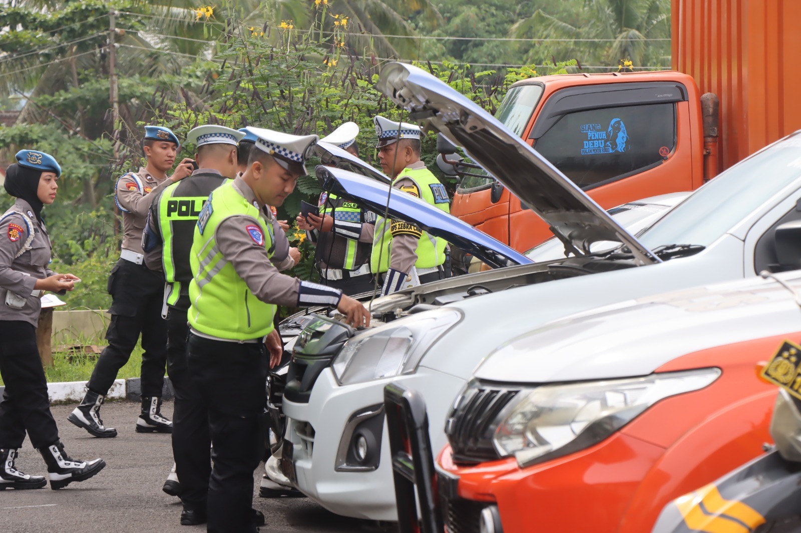 Pengecekan kendaraan dinas usai apel Operasi Candi 2025 di Mapolres Temanggung, Senin (17/11/2025).