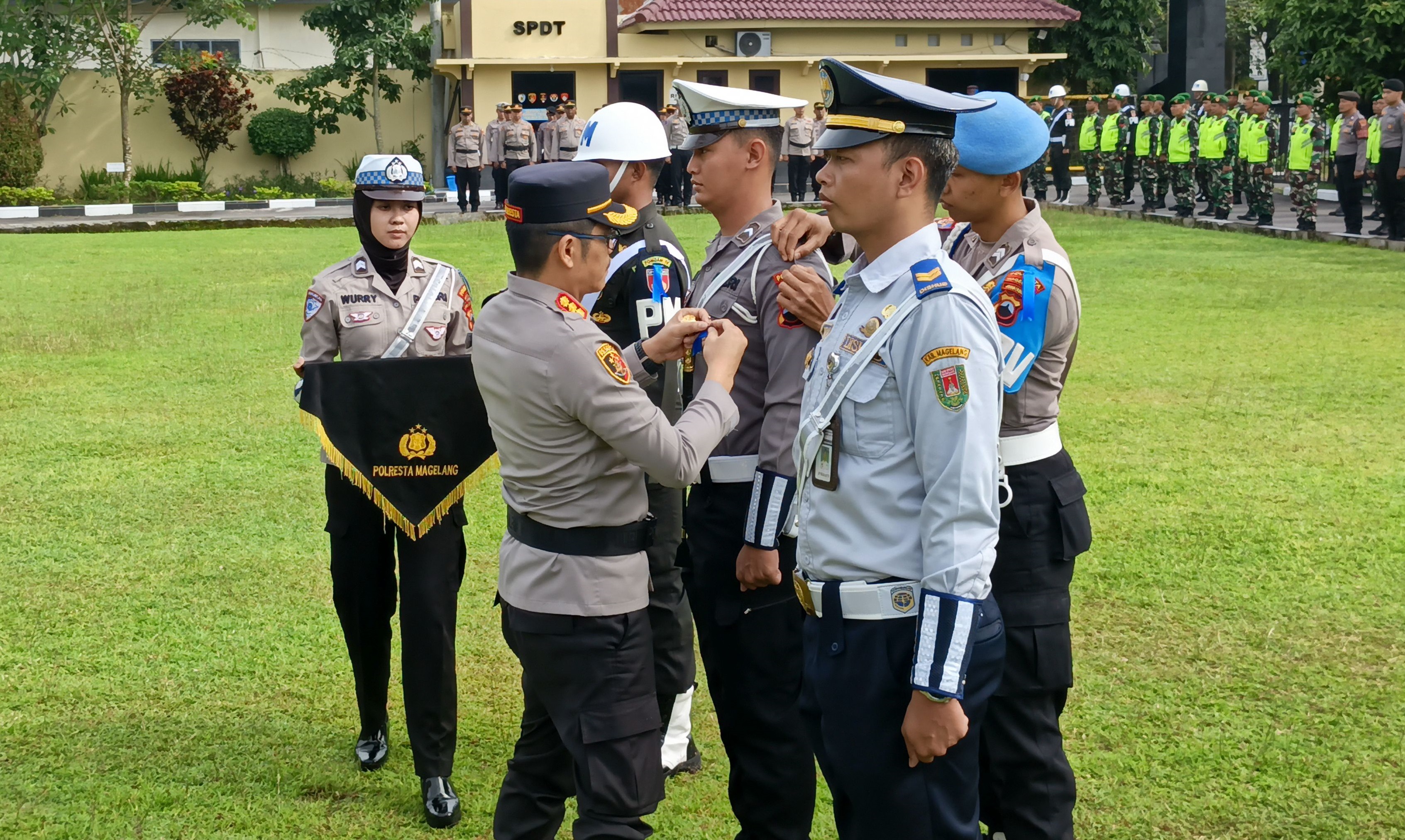 Kapolresta Magelang Kombes Pol Herbin Sianipar pasangkan pita tanda Operasi Zebra Candi dimulai, Senin (17/11/2025).