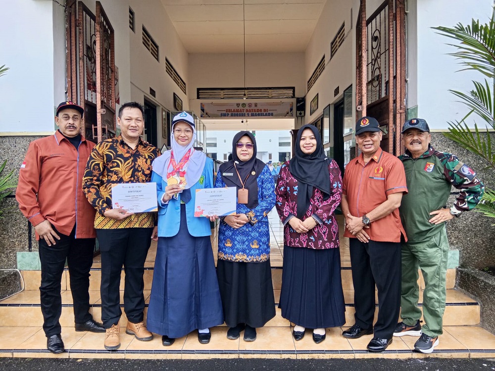 Chiara Naira Az-Zahra, siswa SMPN 1 Magelang, mendapat penghargaan dari Perbakin Kota Magelang dan KONI Kota Magelang.