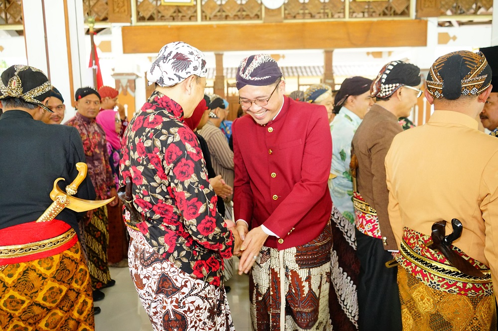 Bupati Magelang Grengseng Pamuji saat melantik pengurus Komite Seni Budaya Nusantara (KSBN) Kabupaten Magelang.
