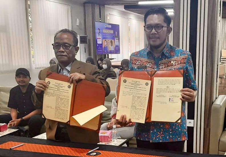 Ketua Departemen Politik dan Ilmu Pemerintahan FISIP Undip Nur Hidayat Sardini dan Kepala Badan Kesbangpol Jateng Pradhana Agung Nugraha usai menandatangani MoU, Selasa (18/11/2025) di kampus setempat