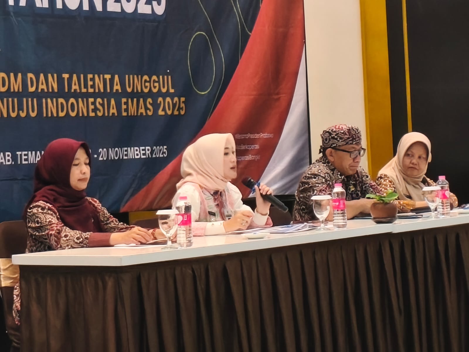 Wabup Nadia Muna memberikan pengarahan dalam pelatihan peningkatan kapasitas pengurus KDKMP di Temangging, Selasa (18/11/2025).