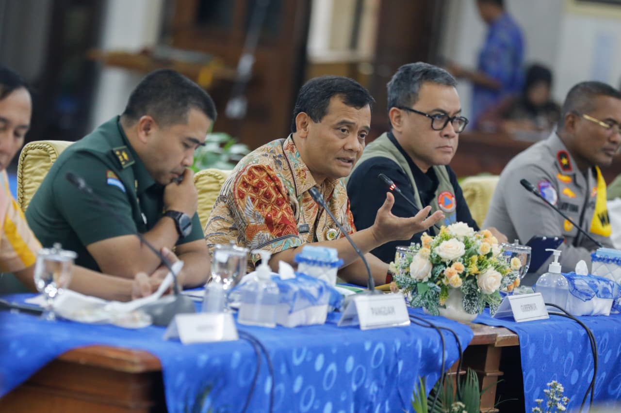 Gubernur Ahmad Luthfi memimpin rakor kesiapsiagaan penanggulangan bencana di Gradhika Bhakti Praja, Semarang, Selasa (18/11/2025).
