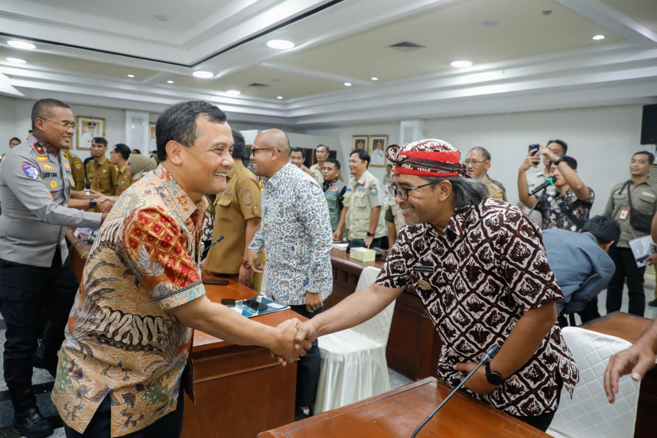Gubernur Jawa Tengah Ahmad Luthfi menyalami Bupati Temanggung Agus Setyawan dalam rakor di gubernuran, Selasa (18/11/2025).