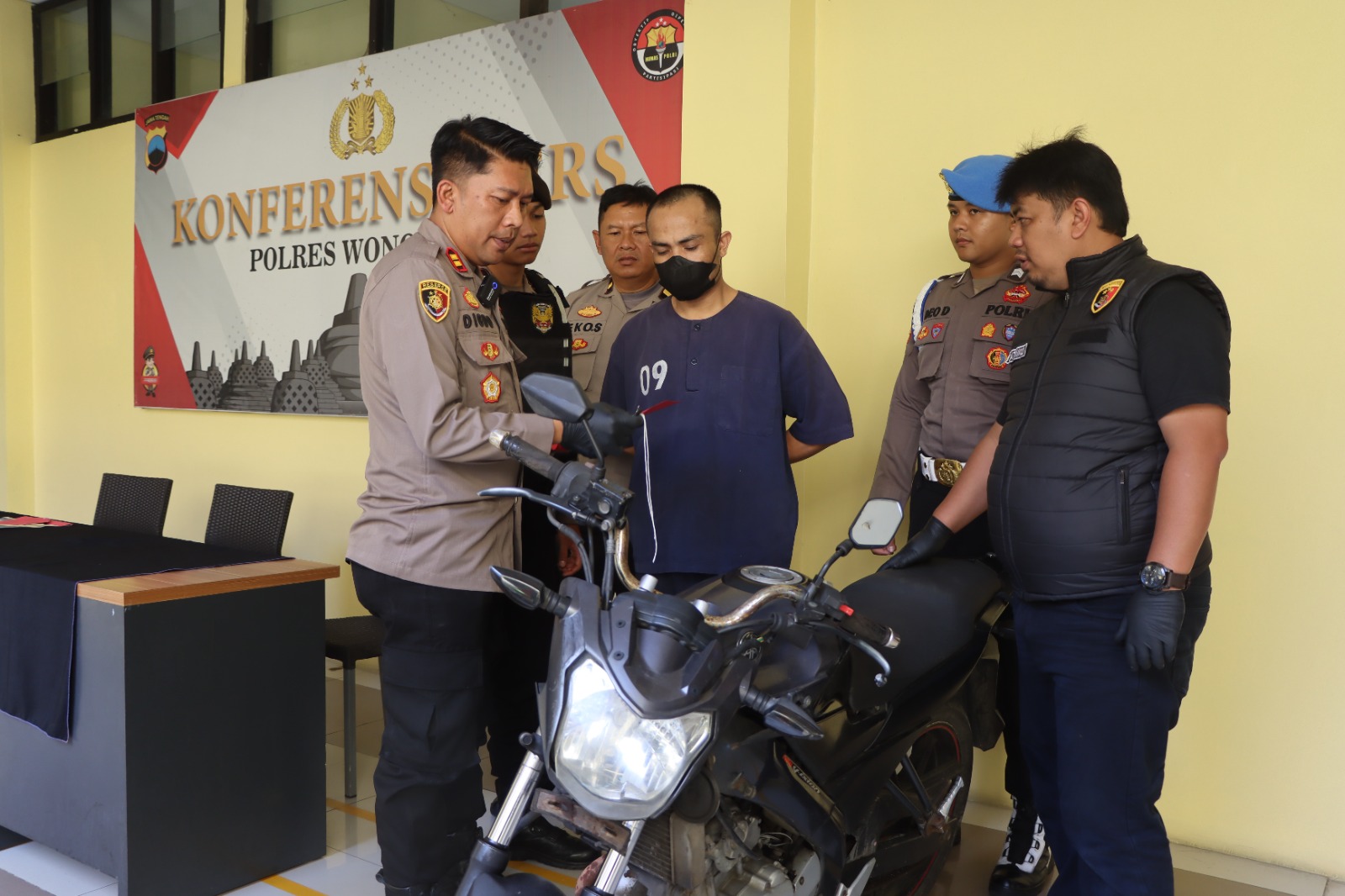 Tersangka dan barang bukti sepeda motor curiannya yang disikat di depan rumah warga Keseneng, Mojotengah pada September lalu.