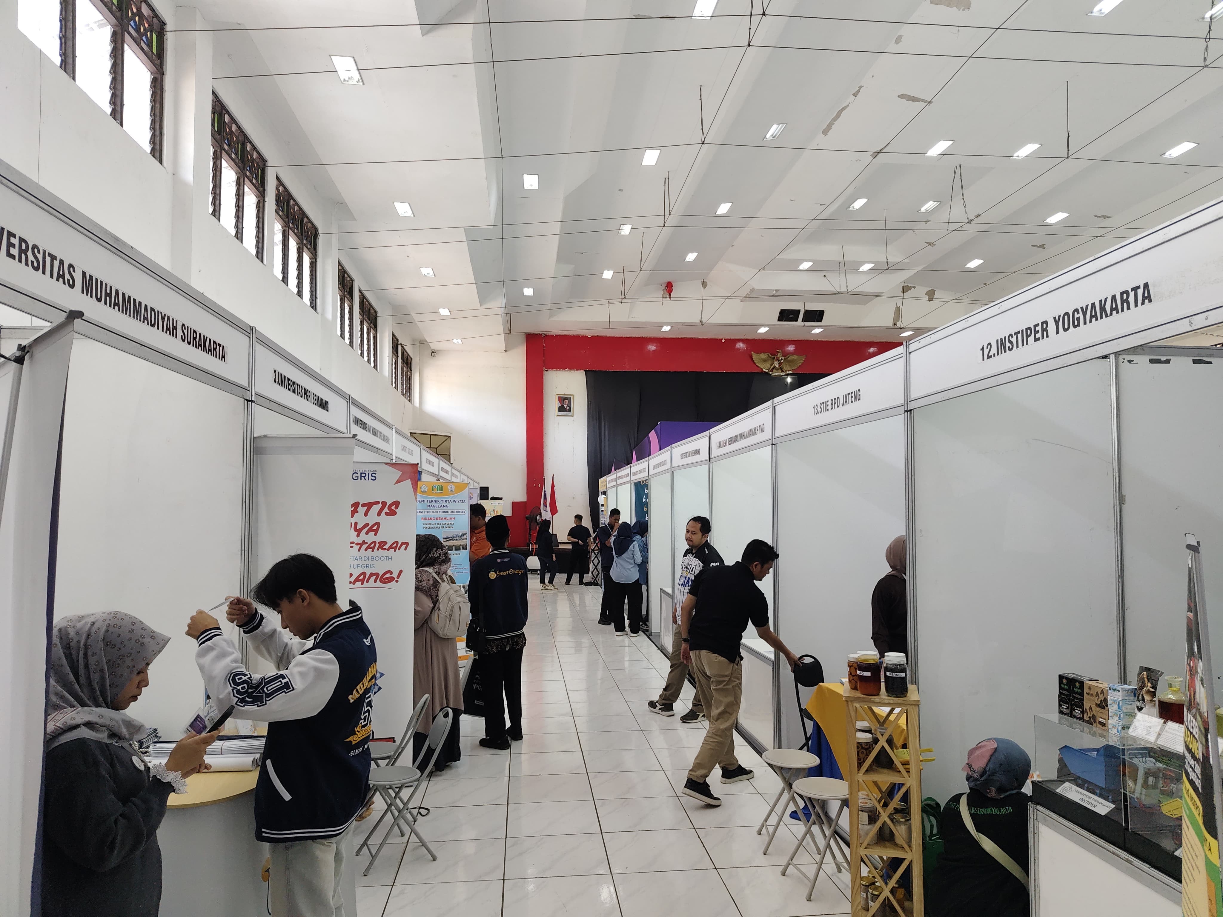 Puluhan perguruan tinggi membuka stan di MGBK Expo 2025 di Sasana Adipura Wonosobo, Selasa (18/11/2025).