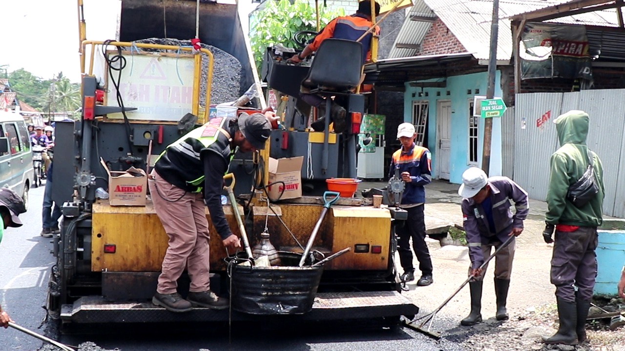 Petugas tengah mengerjakan pengaspalan jalan Kandangan, Selasa (18/11/2025).
