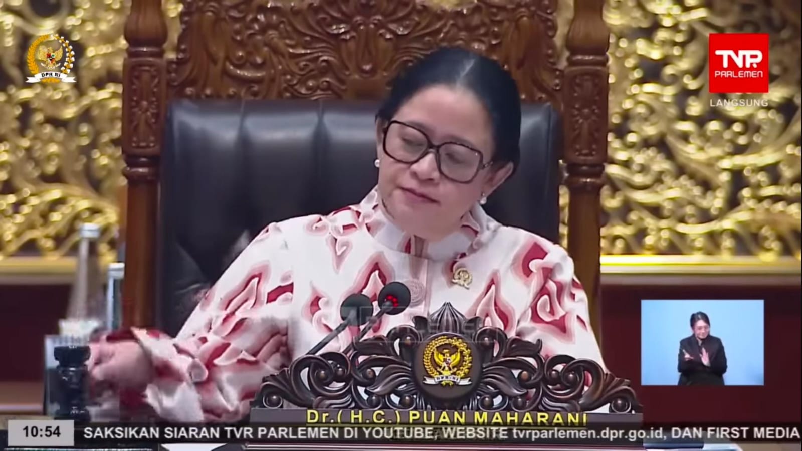 Puan Maharani Sahkan Rancangan Undang-Undang tentang Perubahan atas Kitab Undang-Undang Hukum Acara Pidana (KUHP) pada sidang paripurna di Gedung DPR RI, Selasa (18/11/2025)