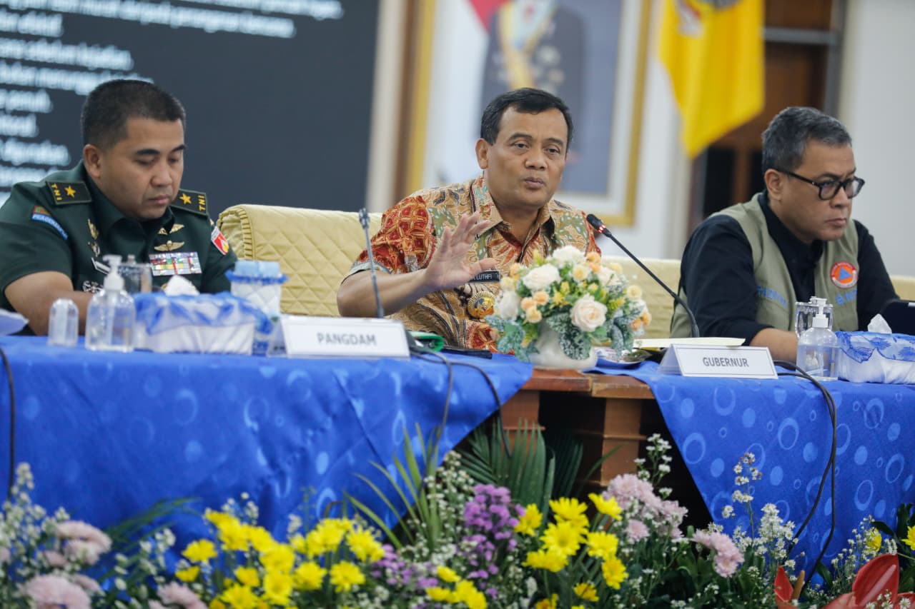 Gubernur Ahmad Luthfi saat rapat koordinasi kesiapsiagaan penanggulangan bencana, di Gradhika Bhakti Praja, Gubernuran, Semarang, Selasa (18/11/2025).