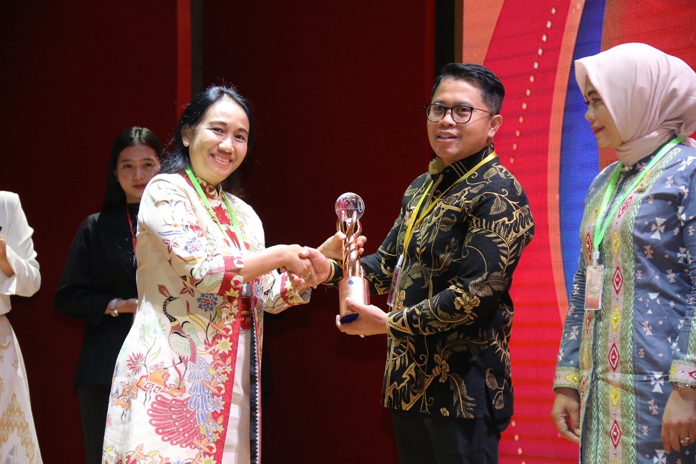 Wali Kota Magelang Damar Prasetyono meneria trofi Bhumandala Award 2025 di Auditorium Sukarman, Gedung Perpusnas Jakarta.