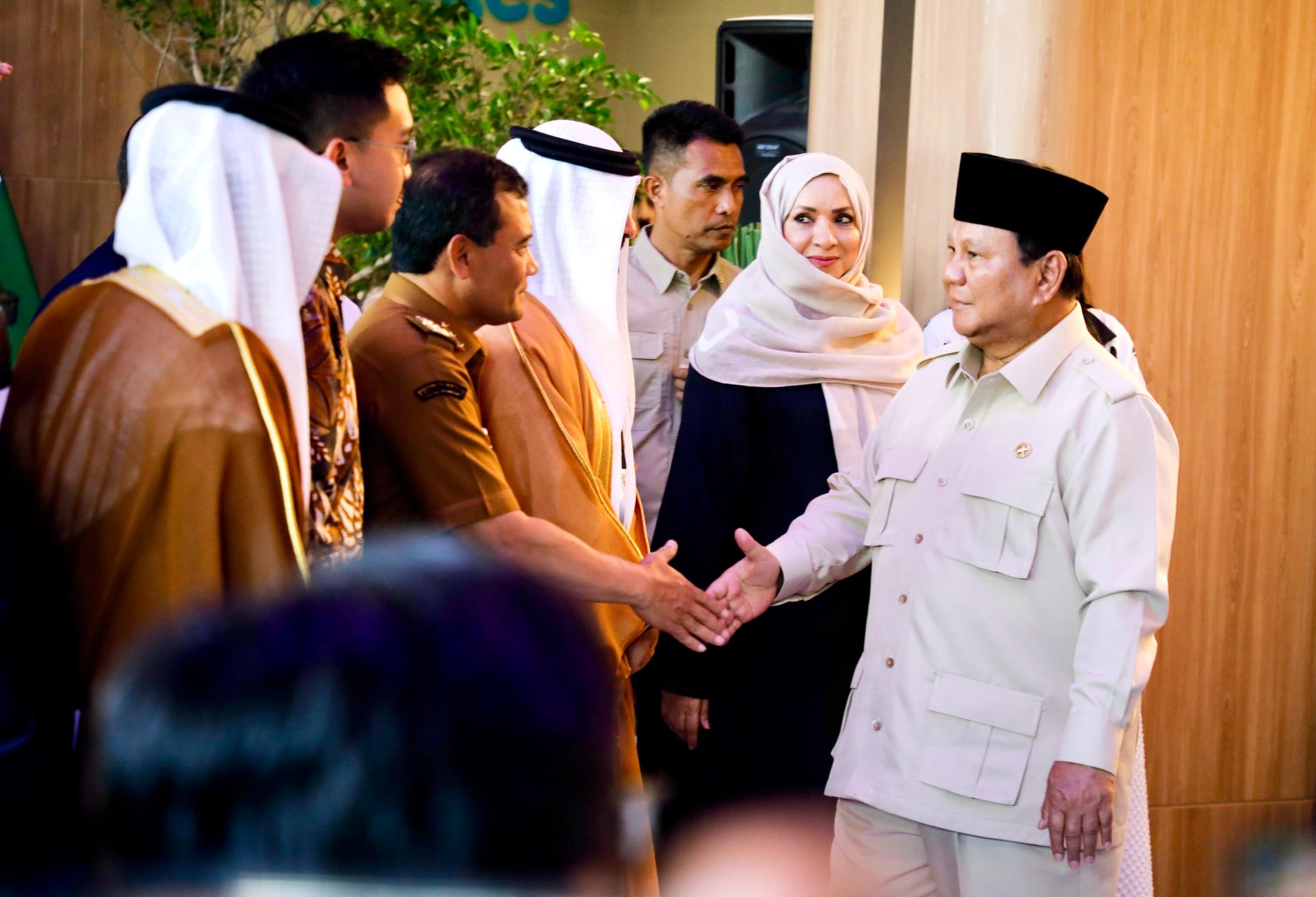Presiden Prabowo Subianto menyalami Gubernur Ahmad Luthfi dalam peresmian RS Kardiologi Emirates Indonesia, Rabu (19/11/2025) di Solo.