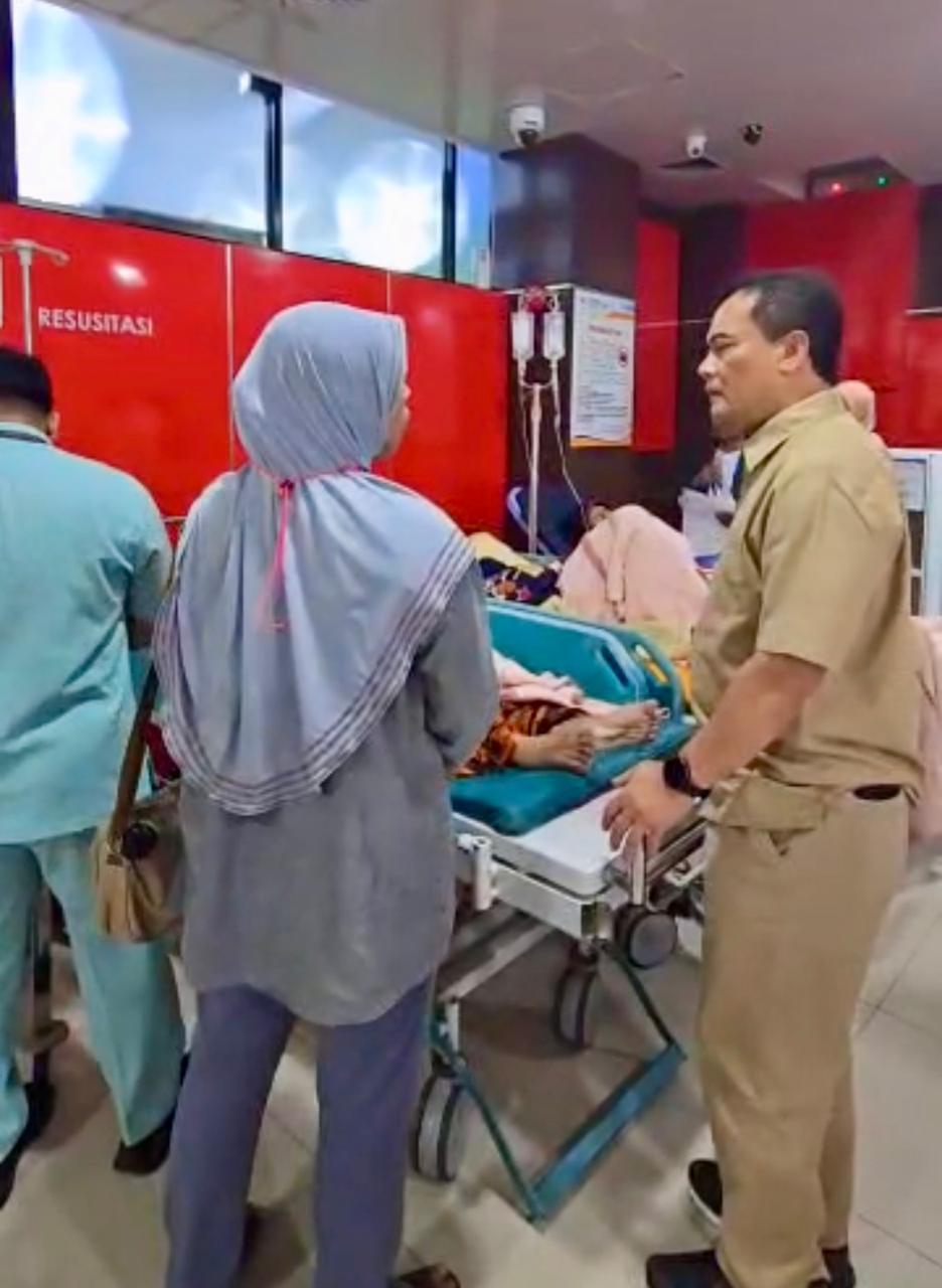 Gubernur Ahmad Luthfi berbincang dengan keluarga pasien yang berobat di RSUD Moewardi Solo, Rabu (18/11/2025).