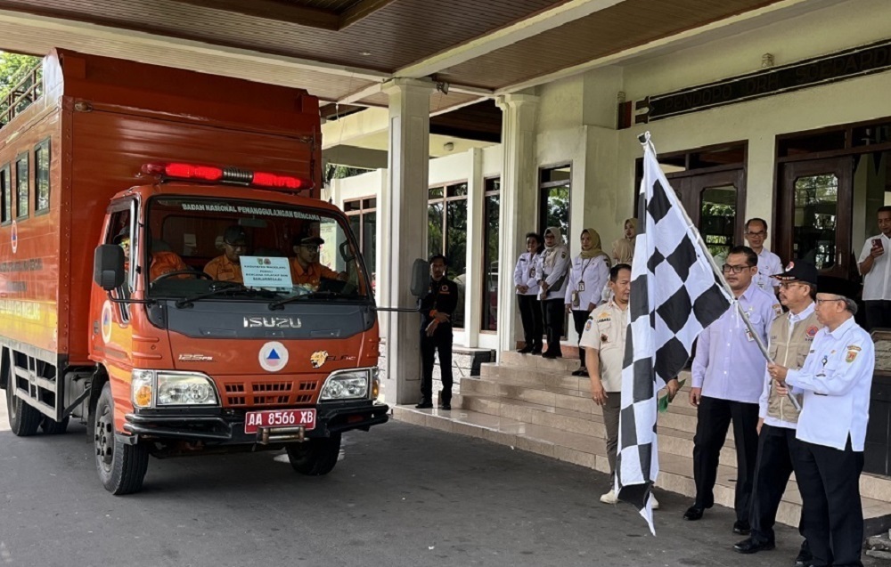 Sekda Kabupaten Magelang Adi Waryanto melepas satgas dan relawan ke lokasi bencana longsor Cilacap dan Banjarnegara.