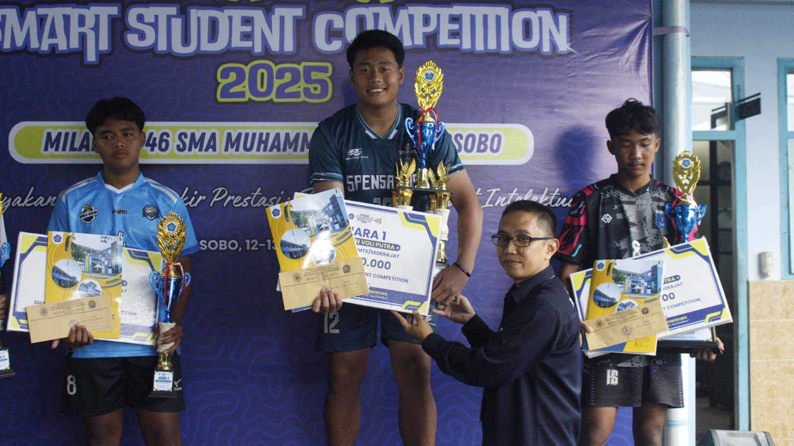 Penyerahan hadiah kepada pemenang lomba di ajang Smadiva Smart Student Competition 2025 yang diadakan SMA Muhammadiyah Wonosobo.