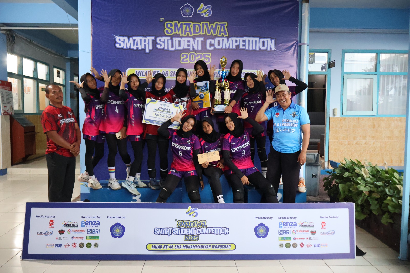 Para pemenang lomba Smadiva Smart Student Competition 2025 menunjukkan piala kebanggaan.