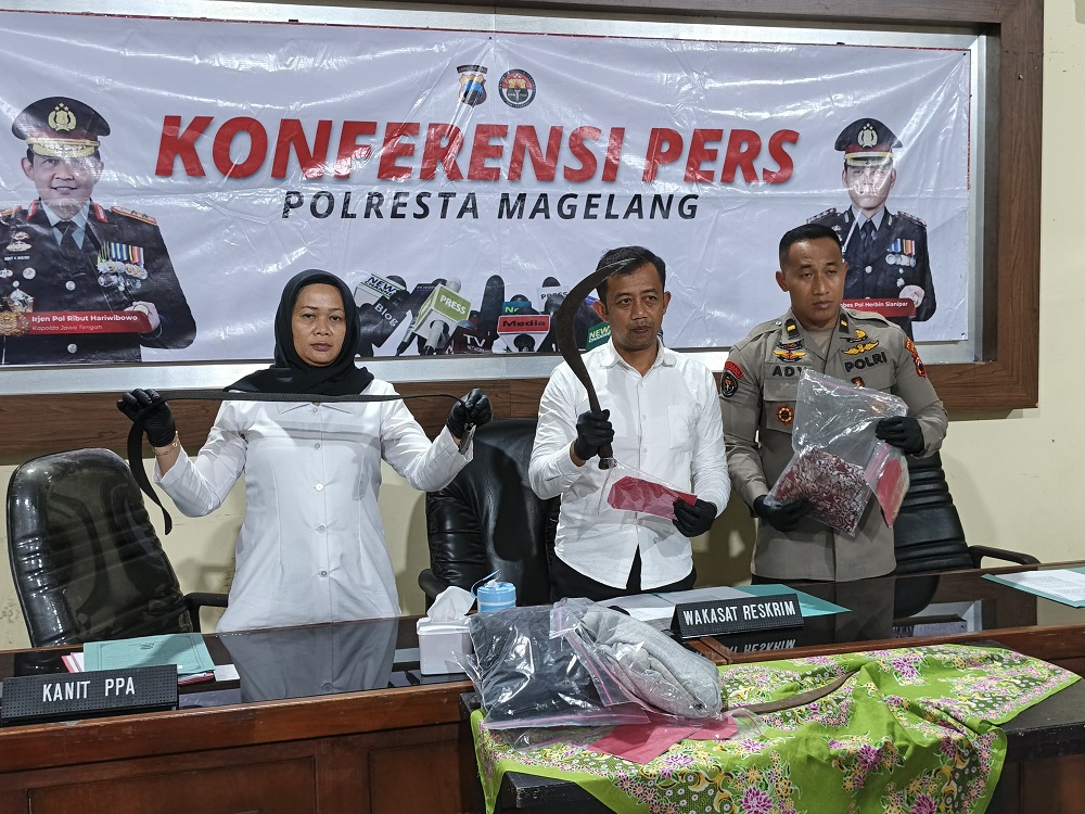 Wakasat Reskrim Polresta Magelang AKP Toyib Riyanto menunjukkan barang bukti gesper dan celurit yang dibawa kawanan pelaku kekerasan di Jalan Pirikan, Secang, Magelang.