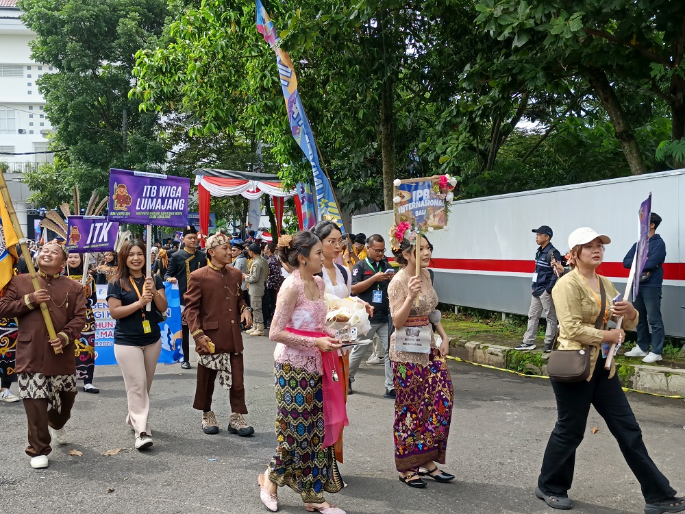 Kirab Budaya KMI Expo XVI 2025 yang digelar di Kampus Sidotopo Untidar, Kamis (20/11/2025).