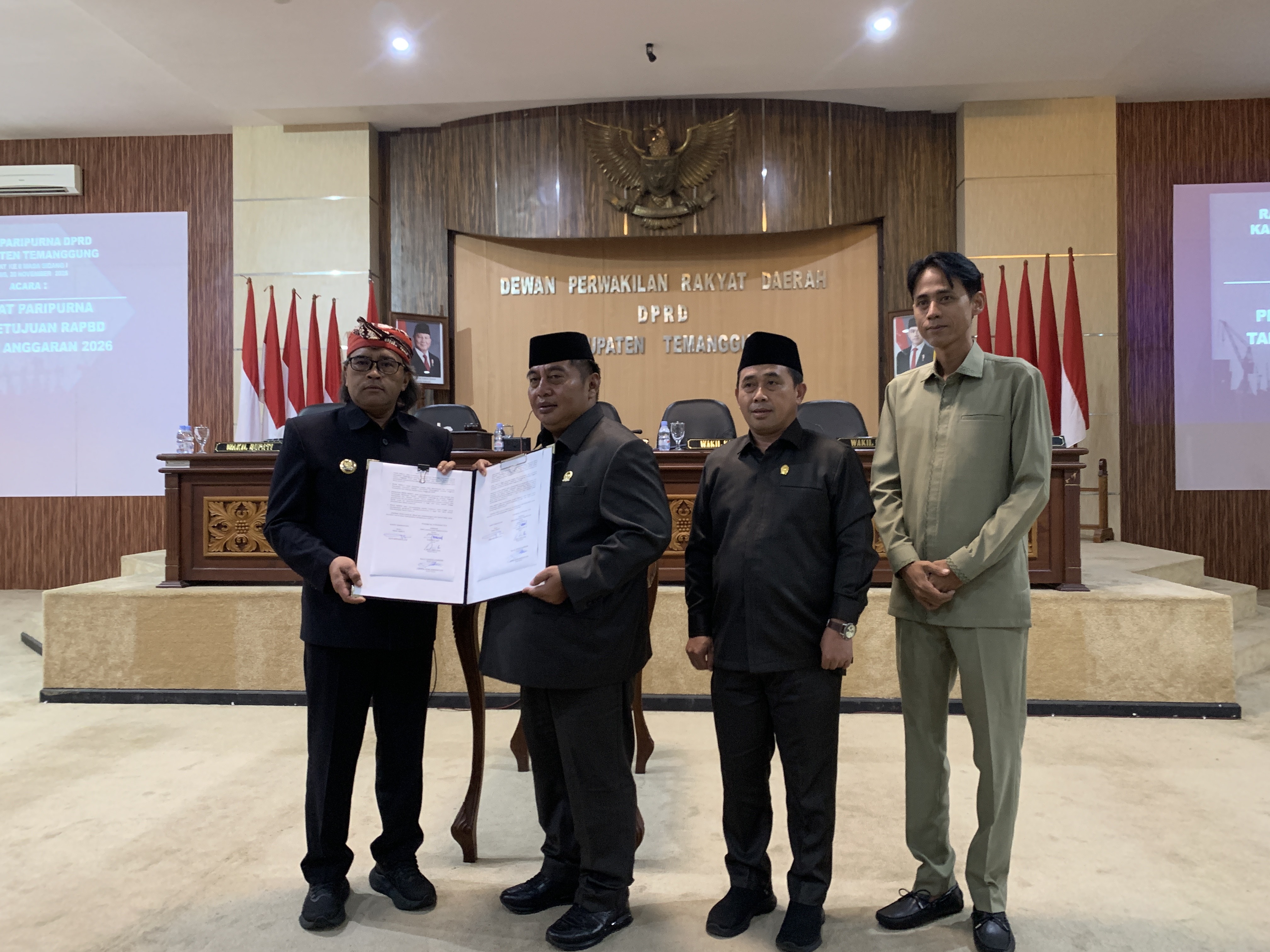 Bupati Agus Setyawan bersama para pimpinan DPRD Temanggung dalam persetujuan RAPBD 2026 di ruang rapat paripurna, Kamis (20/11/2025).