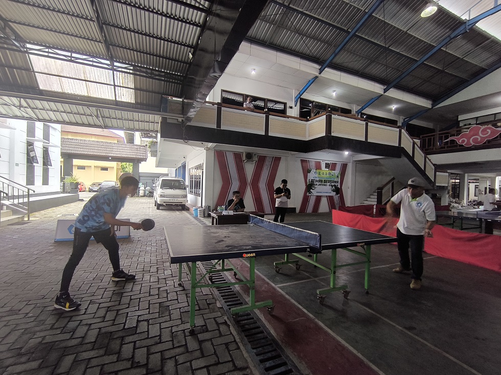 Salah satu atlet tenis meja asal Wonosobo yang dijagokan (kiri) saat mengikuti seleksi yang digelar di halaman kantor Perumda Air Minum Tirta Aji Wonosobo.