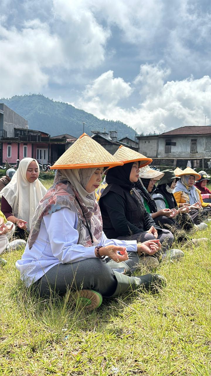 Para perempuan dari berbagai organisasi meditasi sebelum menanam kopi di sepanjang jalur menuju mata air di Desa Sigedang, Kejajar, Wonosobo.
