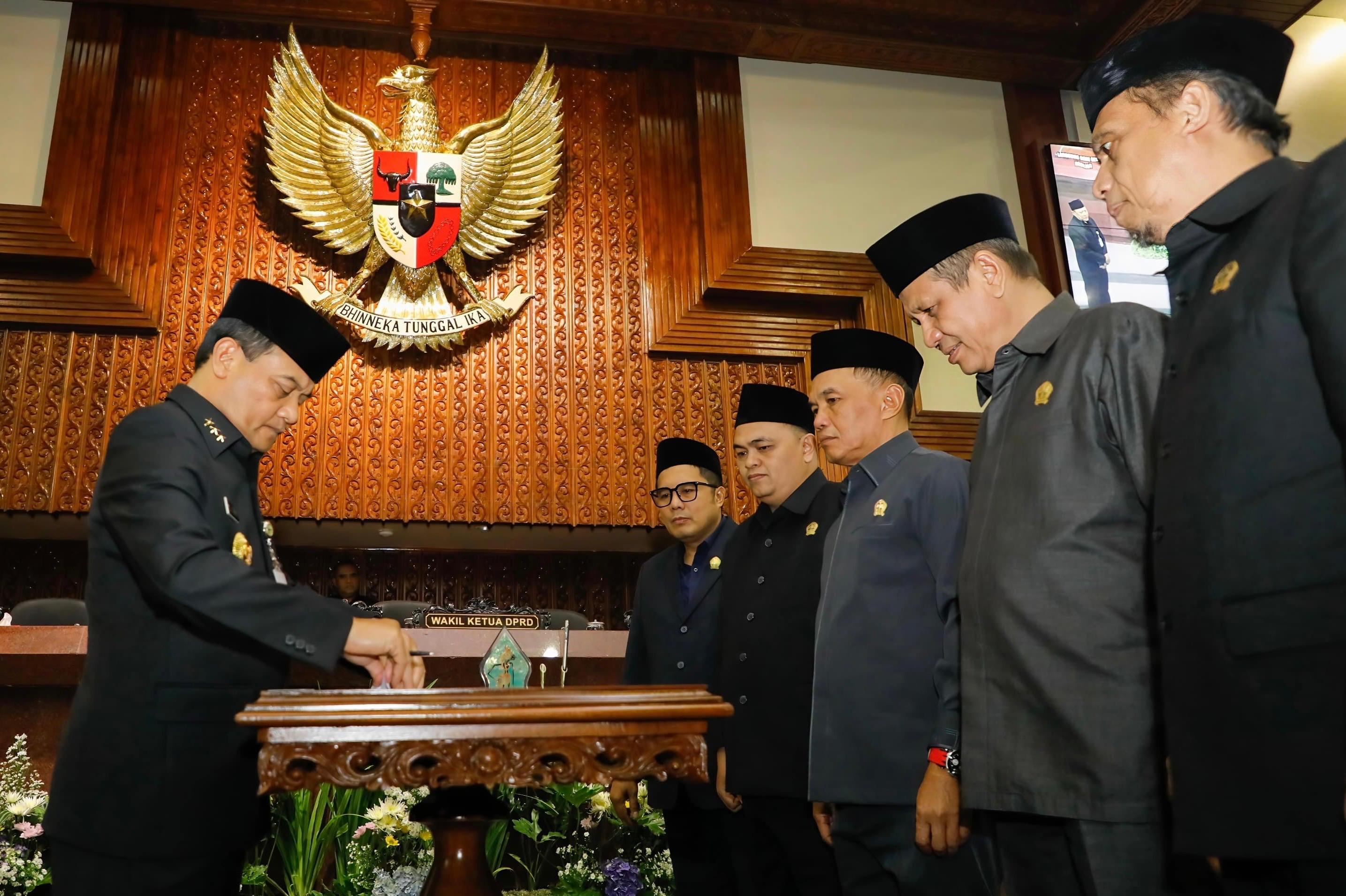 Gubernur Ahmad  Luthfi menandatangani Nota Kesepakatan Rancangan Kebijakan Umum Anggaran (KUA) dan Prioritas Plafon Anggaran Sementara (PPAS) APBD Tahun Anggaran 2026 dalam rapat paripurna.