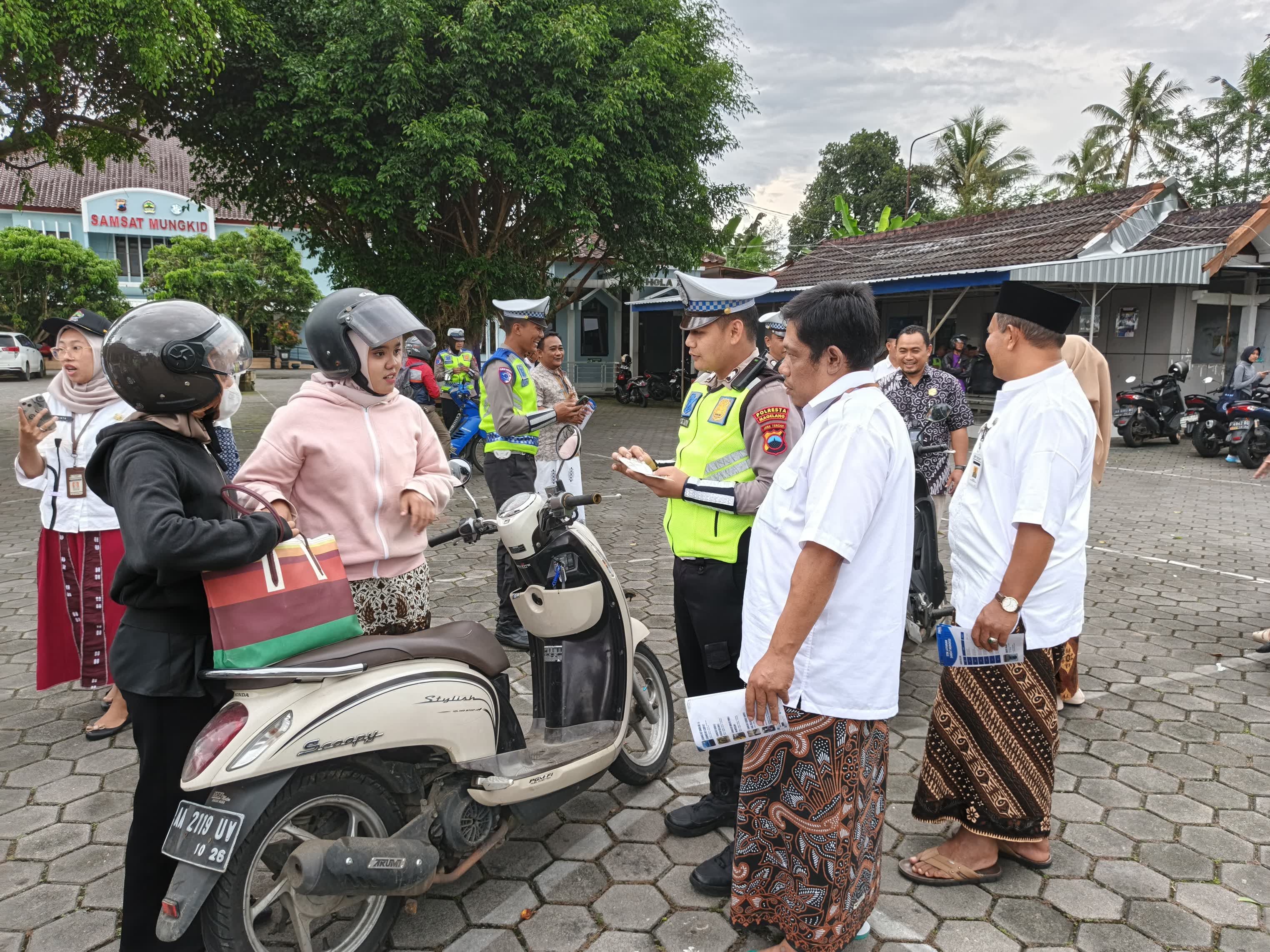 Satlantas Polresta Magelang bersama UPPD Magelang gelar operasi gabungan tertibkan pengendara, Jumat (21/11).
