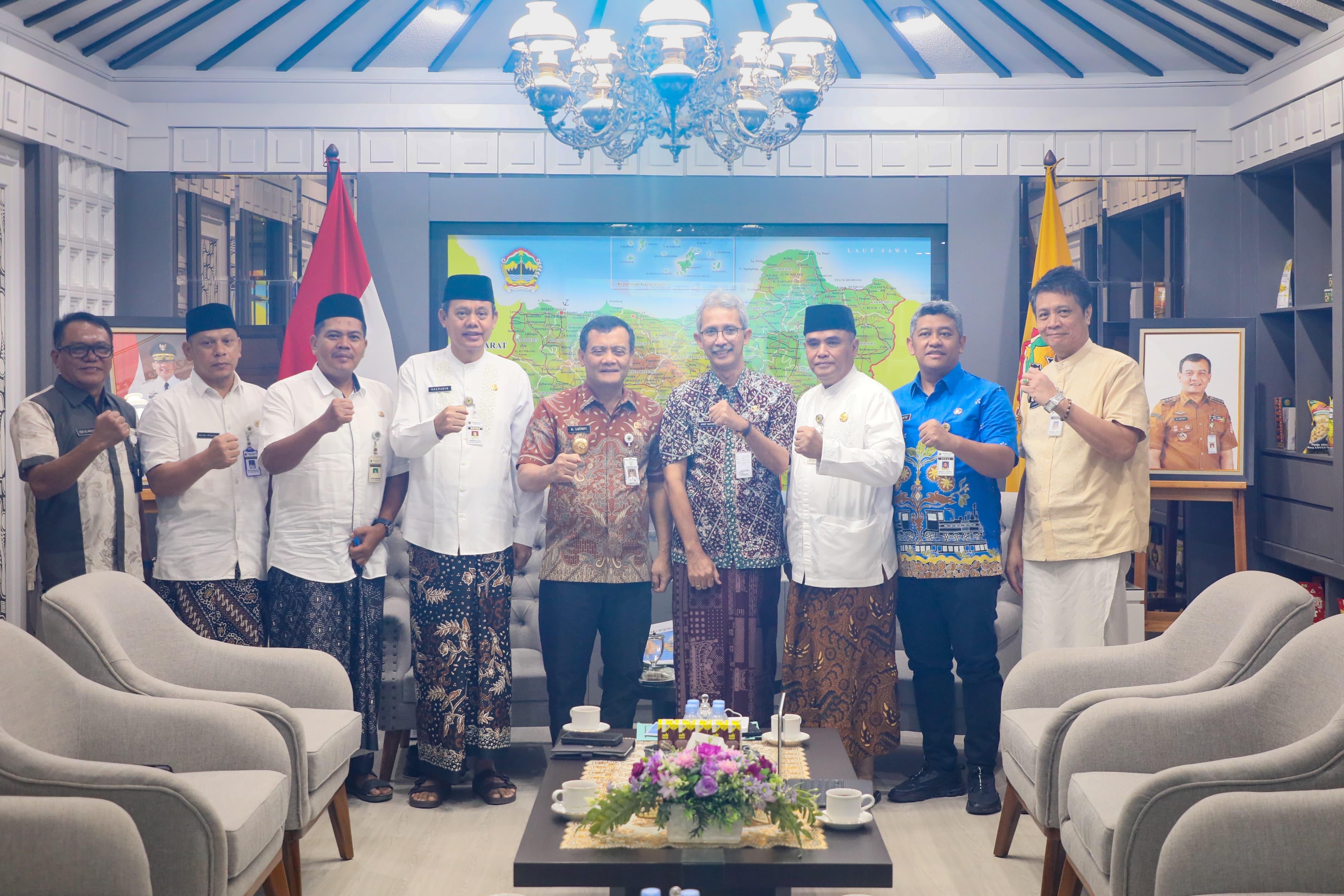 Gubernur Jawa Tengah Ahmad Luthfi menerima audiensi Kepala Dinas Perhubungan Jawa Tengah, Arif Djatmiko, dan jajaran di kantor gubernur, Jumat (21/11/2025).