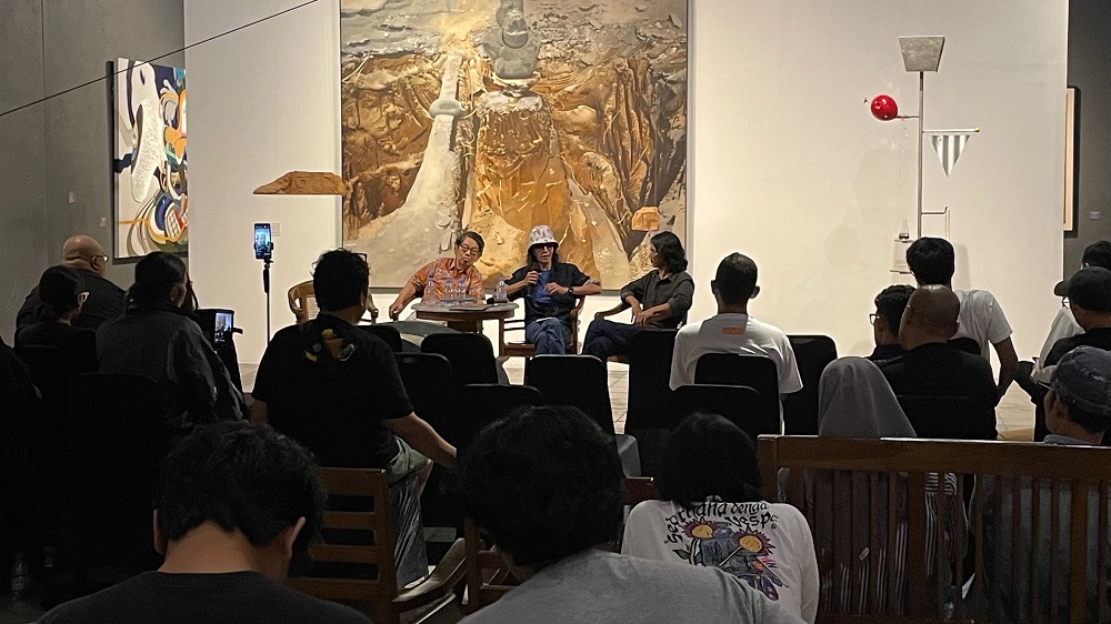 Kurator seni Anton Rais Makoginta dan pemilik Museum OHD dr Oei Hong Djien saat peluncuran katalog pameran karya seni Sakato Art Community.