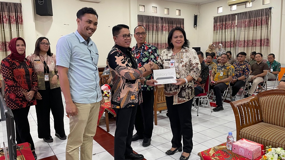Penyerahan tablet secara simbolis oleh Wali Kota Magelang Damar Prasetyono kepada perwakilan OPD, sebagai bentuk inisiasi Bapperida dalam meningkatkan kinerja OPD