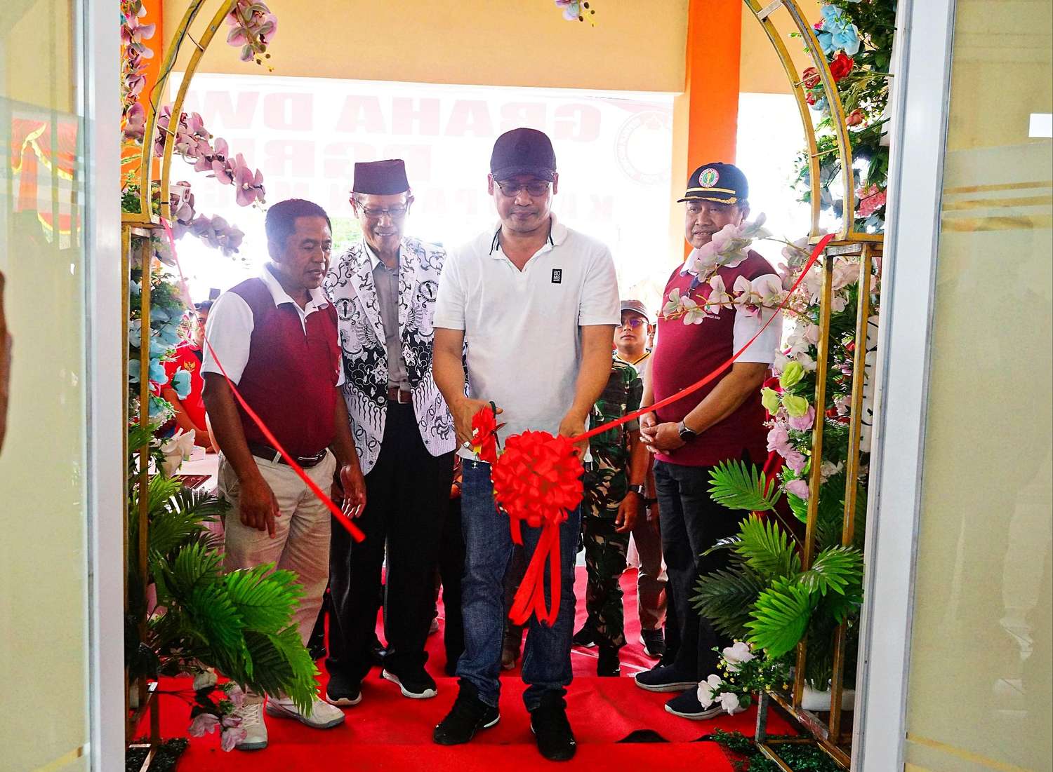 Bupati Magelang Grengseng Pamuji meresmikan Gedung Sekretariat PGRI Kabupaten Magelang di Desa Gunungpring, Kecamatan Muntilan, Sabtu (22/11/2025).