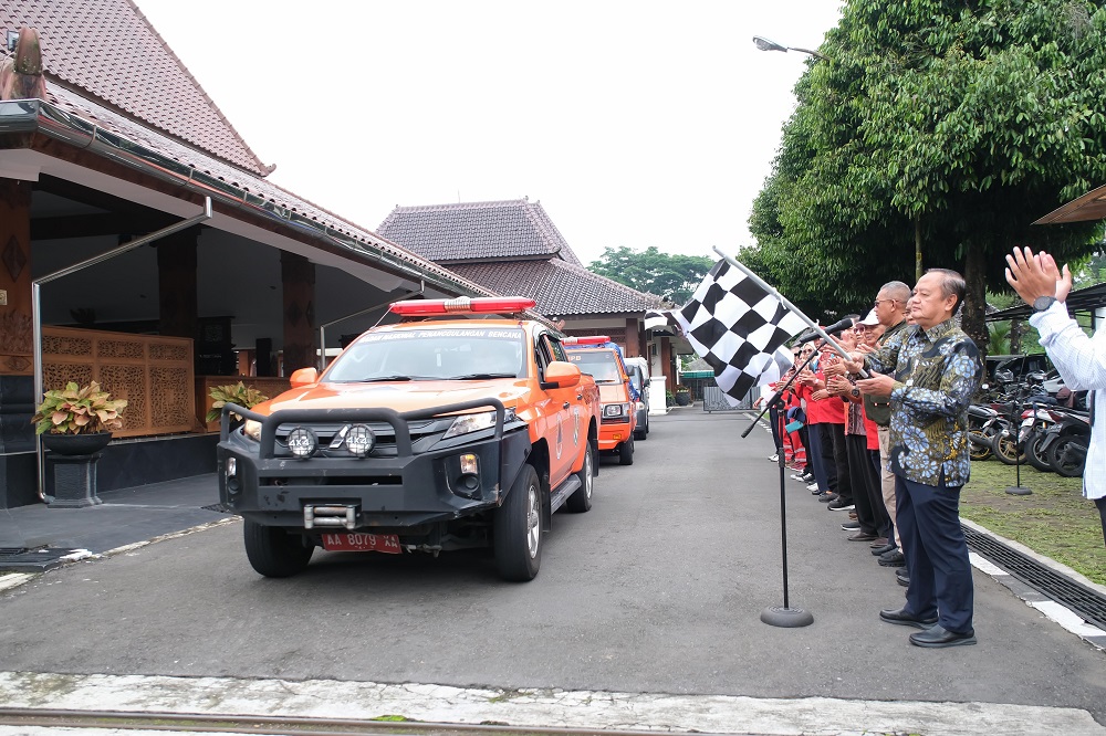 Pemkot Magelang melepas bantuan untuk korban tanah longsor di Dusun Situkung, Kabupaten Banjarnegara, Jumat (21/11/2025).