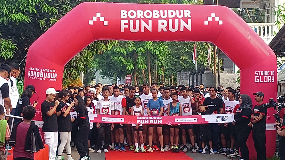 Para peserta lari Borobudur Fun Run tampak bersemangat, Minggu (23/11/2025).