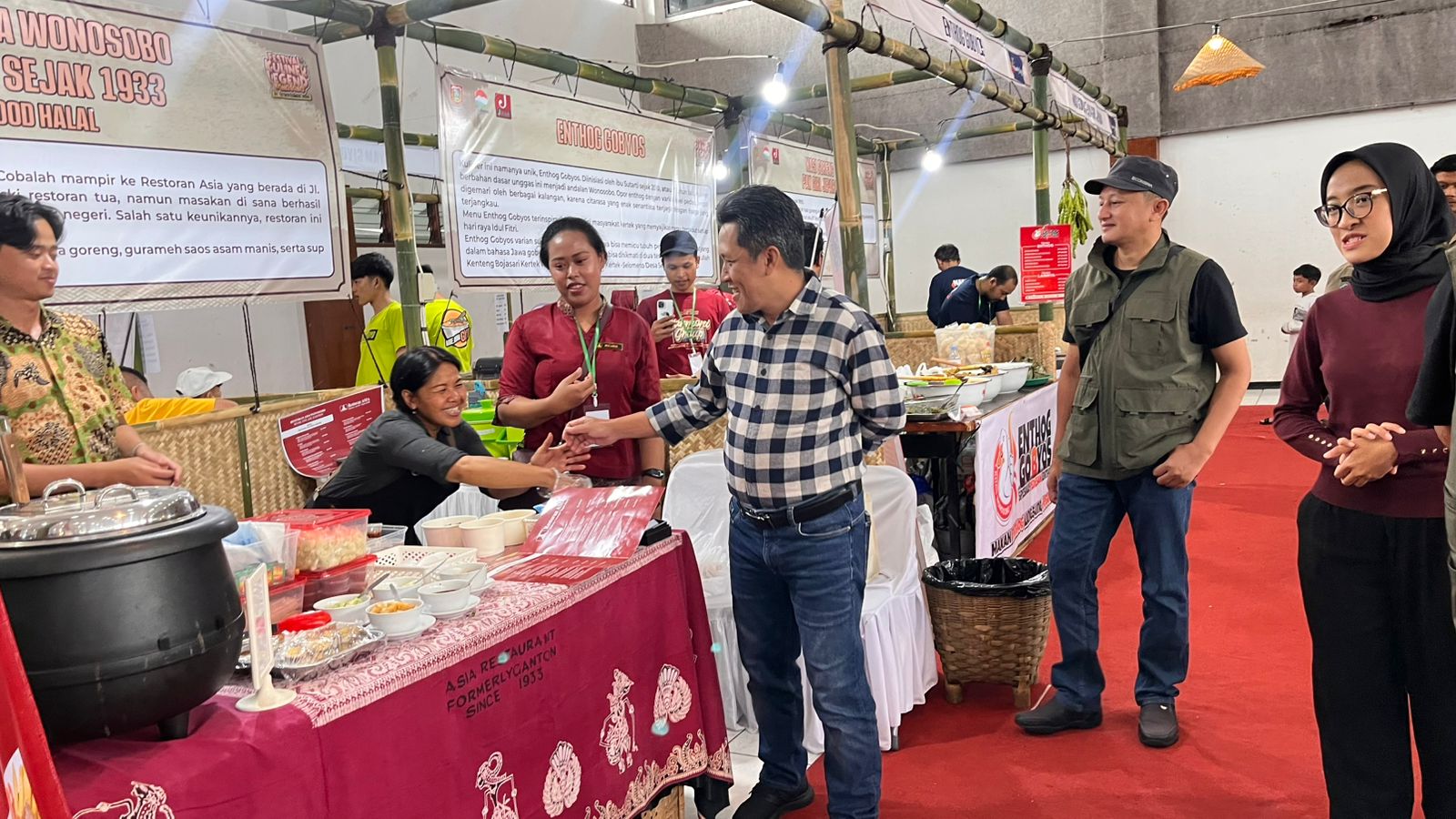 Bupati Wonosobo Afif Nurhidayat, Minggu (23/11) mengunjungi stan Festival Kuliner Legend Wonosobo yang diadakan di Sasana Adipura Kencana.