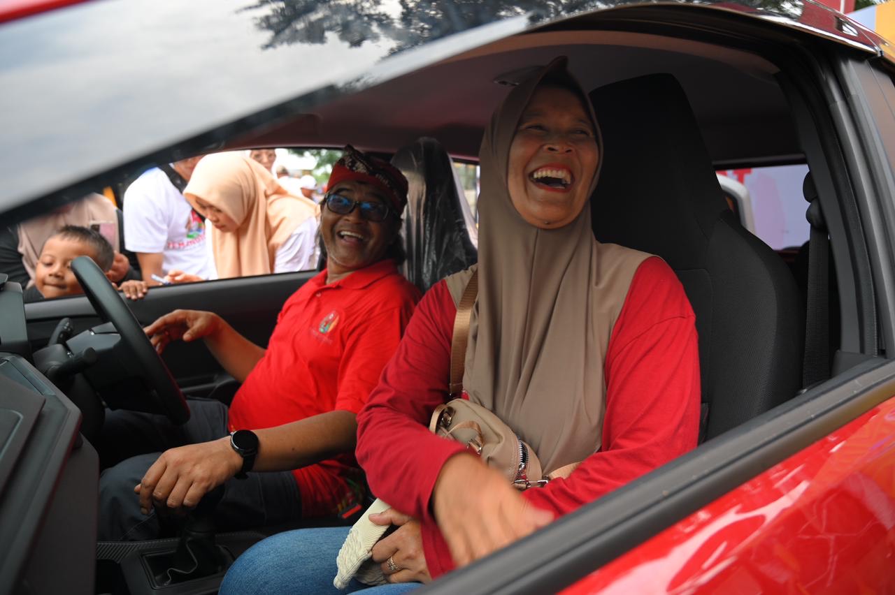 Raminah mengendarai mobil hadiahnya bersama Bupati Agus Setyawan. Ia  mendapat doorprize mobil dari acara jalan santai Hari Jadi ke-191 Kabupaten Temanggung.
