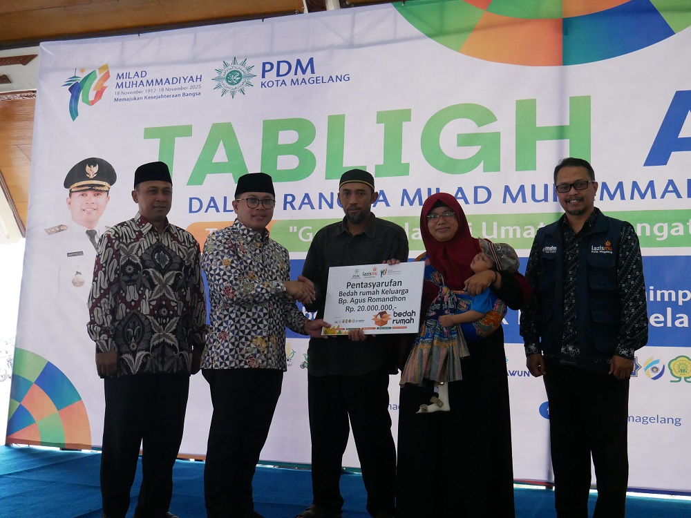 Wali Kota Magelang Damar Prasetyono bersama Ketua PDM Kota Magelang Prof Rifqi Muhammad menyerahkan pentasyarufan bedah rumah dari LazizMu kepada penerima.