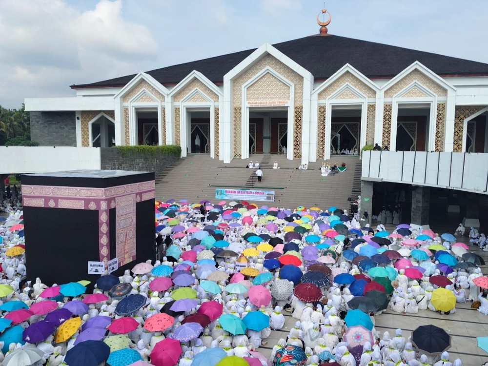 Ribuan jamaah mengikuti manasik haji dan umrah di MAJT An-Nuur Magelang, Minggu (23/11/2025)