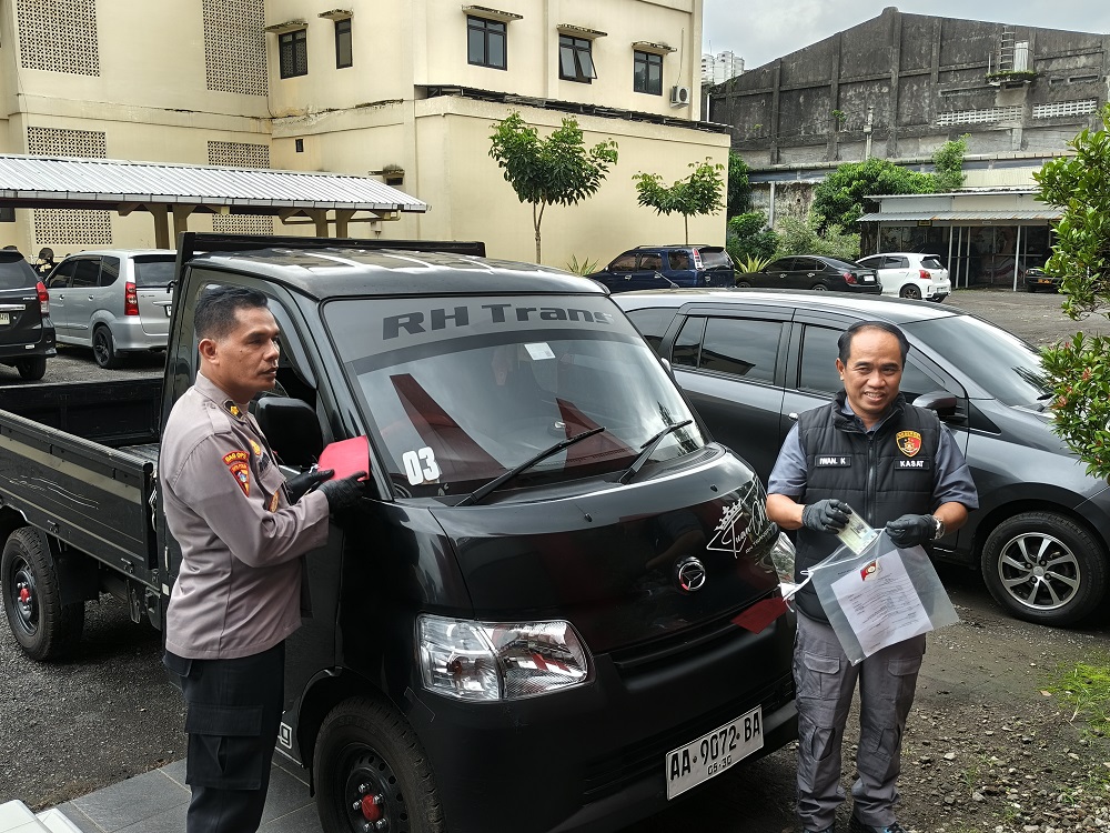 Kasat Reskrim Polres Magelang Kota Iptu Iwan Kristiana menunjukkan mobil pikap Daihatsu Grand Max milik korban yang digelapkan tersangka AF alias B.