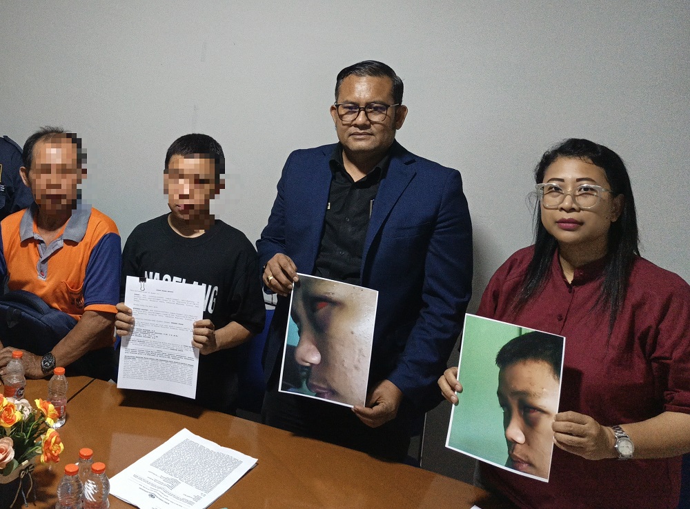 Korban MB bersama ayahnya saat mendatangi kantor Peradi Magelang untuk meminta perlindungan hukum, Selasa (7/10/2025) lalu.  &nbsp;