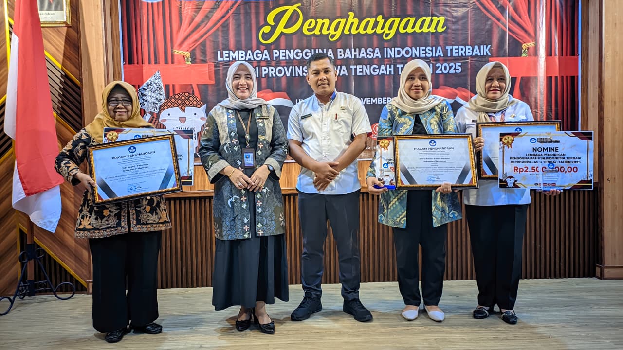 Balai Bahasa Provinsi Jawa Tengah kembali menyelenggarakan Penghargaan Lembaga Pengguna Bahasa Indonesia Terbaik 2025 di Aula Cipto Mangunkusumo pada Rabu, 19 November 2025.