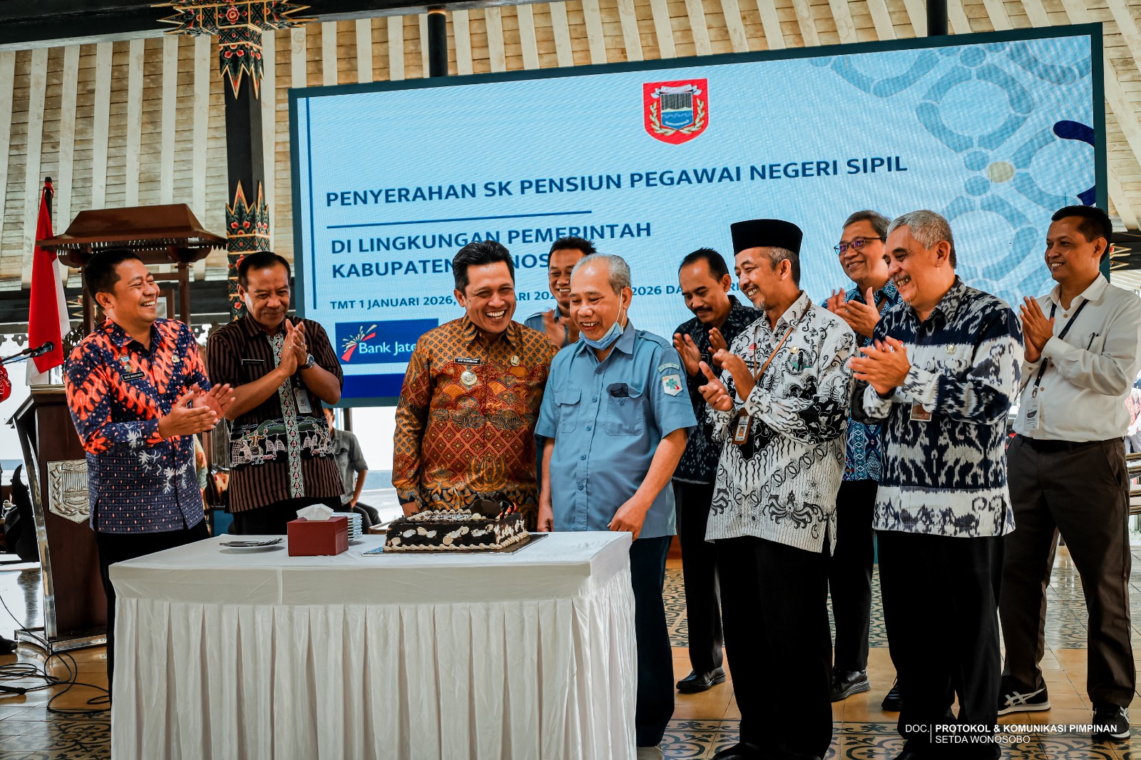 Bupati Wonosobo Afif Nurhidayat bersama jajaran melepas ASN yang akan purna pada awal 2026.