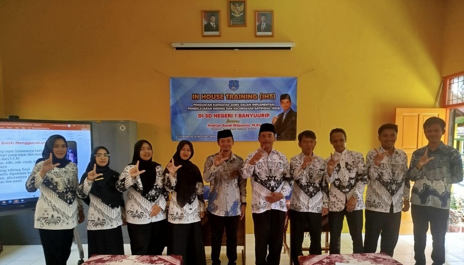 Guru-guru SDN 1 Banyuurip Temanggung mengikuti in house training (IHT) tentang koding dan kecerdasan artifisial.
