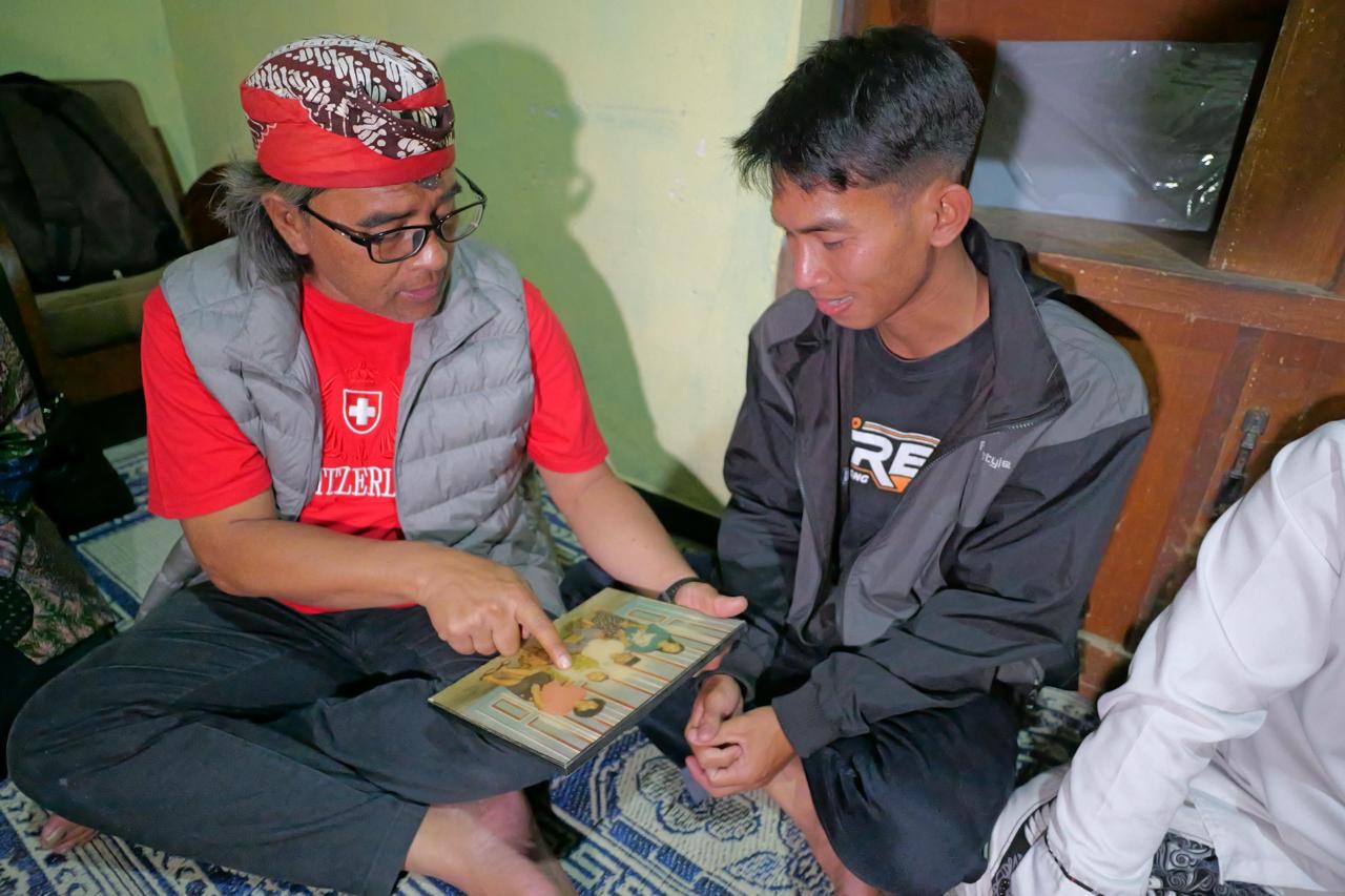 Bupati Temanggung Agus Setyawan berbincang dengan anak Seni pekerja migran yang sempat hilang di Malaysia.
