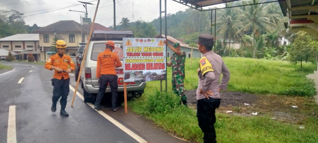 Petugas memasang rambu larangan melintas untuk truk bermuatan berat di jalur Kaliwiro-Wadaslintang.